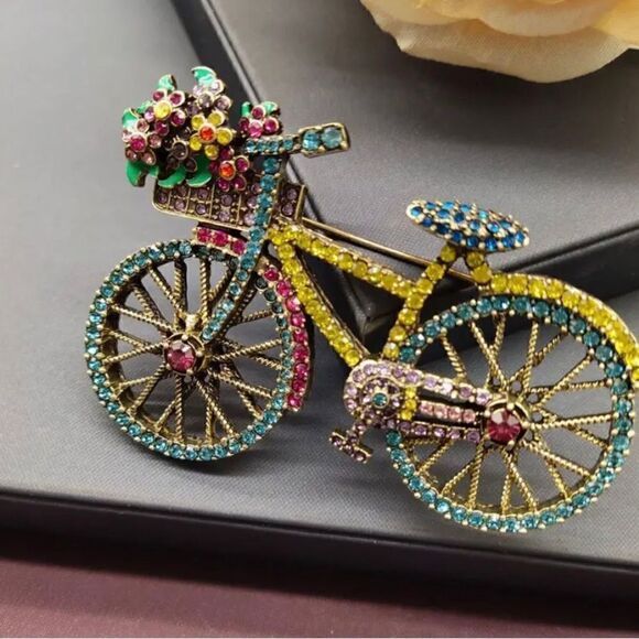 🚲 Betsey Johnson NEW multicolored sparkling crystal bicycle brooch 🚲 - Picture 1 of 5